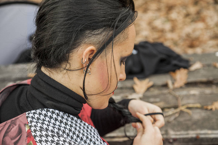 关闭了画像的背影女人与现代布鲁内特 hairst