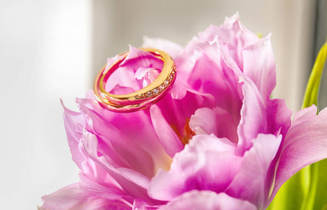 在花上的结婚戒指