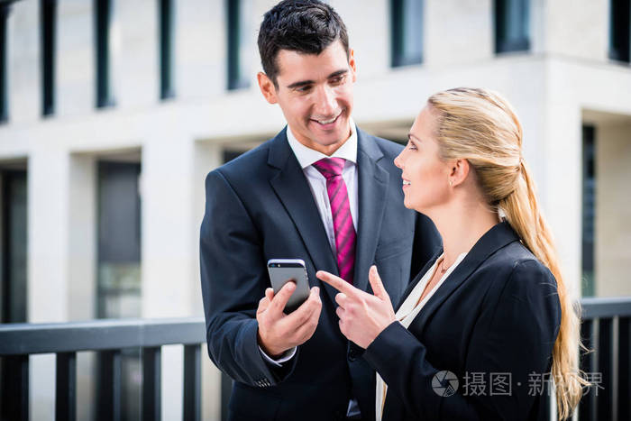 商务男人和女人在户外工作照片-正版商用图片0wxh3q-摄图新视界