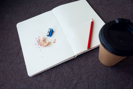 铅笔 笔记本和纸张咖啡杯子