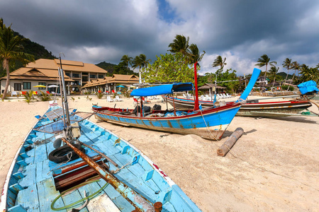 亚洲度假村沙滩上的木制船