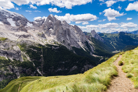 视图的 Marmolada，也被称为女王的白云岩。Marmolada 是最高的山峰，白云岩，位于意大利东北部的