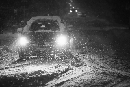 雪落在街道上黑色和白色