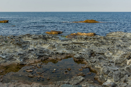 在海岸线的 Tsarevo 镇，布尔加斯地区的岩石