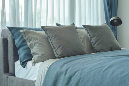 灰色和深蓝色的枕头在床深蓝色颜色计划床上用品上设置