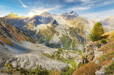 美丽的秋景，阿尔泰山俄罗斯