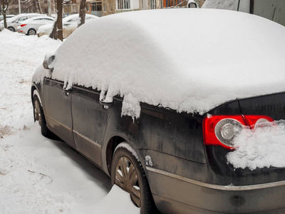 降雪后散落着雪的黑色汽车