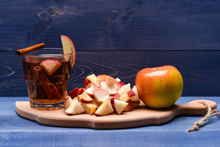 玻璃与果汁，苹果片，在砧板上肉桂