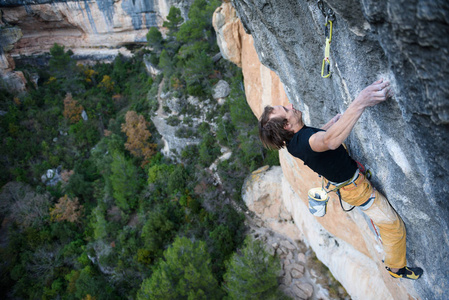 攀爬的极限运动。岩石的登山者奋斗获取成功。户外生活方式。Siurana，西班牙