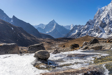 一个早晨，珠穆朗玛峰地区尼泊尔 ama 达布山的山峰