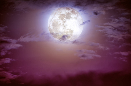 云与明亮的满月夜空