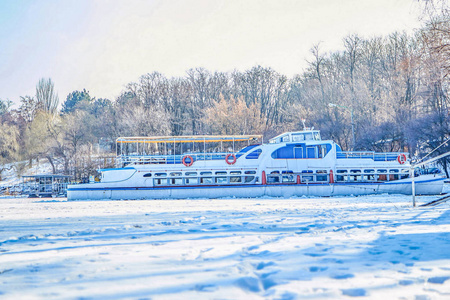 在雪冰湖的旧船