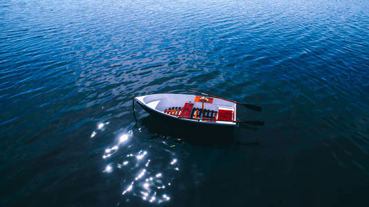 一艘船在水面上