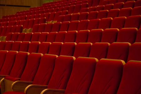 在音乐厅空红色的座椅