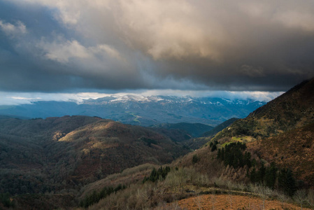 从纳瓦拉斯潘的阿兹皮罗茨山景。 俯瞰雪山。