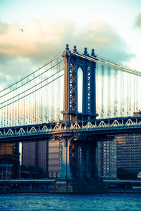 多云的天空，在纽约的复古风格，日落前曼哈顿桥