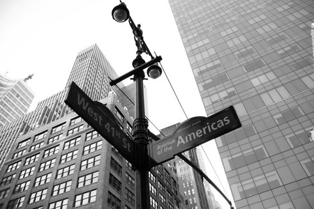 西 41 街和美国标志与建筑物在黑色和白色的风格，纽约大道