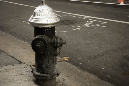 复古风格的街道上肮脏的消防栓