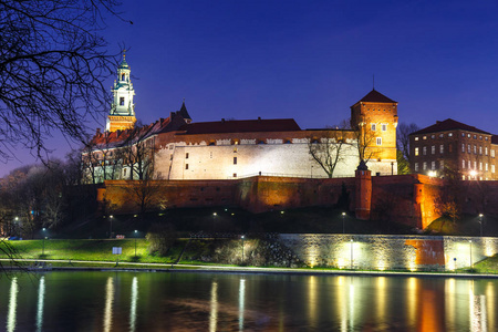 在晚上在克拉科夫用反射在河里，波兰的瓦维尔城堡。长时间曝光