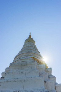 古塔在寺庙与太阳光束