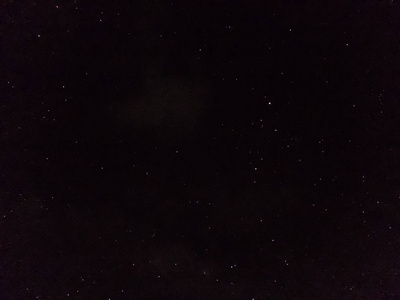 星星在黑色的天空的夜晚