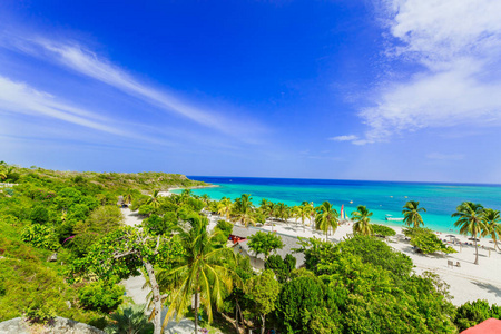 奥尔金省古巴热带迷人海滩和宁静绿松石碧海惊人观点