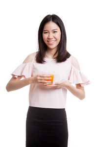 年轻的亚洲女人喝桔子汁