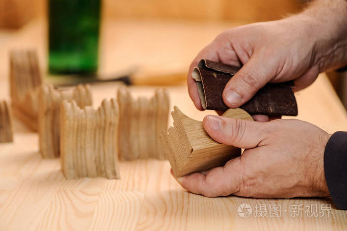 抛光用砂纸打磨木头的木匠手