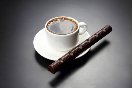 白杯黑咖啡和巧克力酱