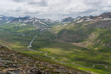 顶视图的 Babusar 通过在夏天，巴基斯坦