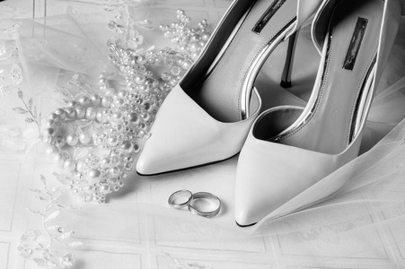 新娘鞋和结婚戒指