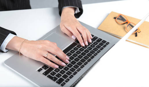 笔记本电脑，坐在办公桌上工作的女人