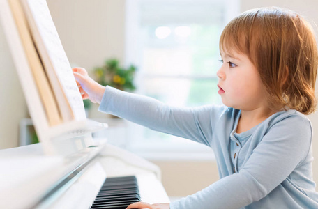 幼儿女孩弹钢琴