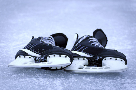 在室外冰冬季曲棍球冰鞋