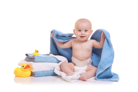 可爱的宝宝用毛巾和鸭子