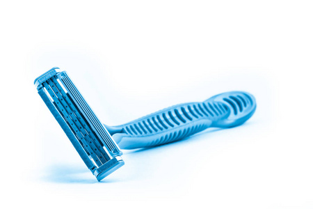剃须三刀片分离在白色背景上，蓝色的颜色色调干净卫生概念