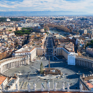 在梵蒂冈和罗马圣彼得广场视图上方