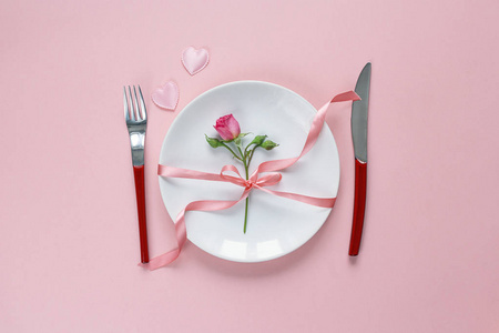 节日的餐桌设置与餐具，小玫瑰和基于 pi 的心
