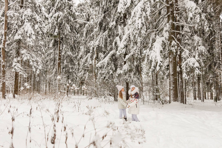 冬天森林里玩的两个女友