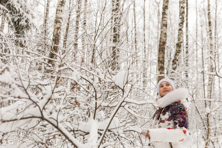 可爱的小女孩冬天森林里玩的