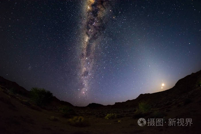 满天星斗的天空,银河弧,卓著明亮,与初升的月亮,在非洲纳米比亚的纳米