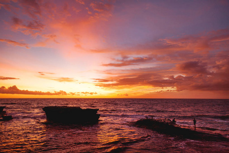 夕阳与不同形状的云彩。人们拍的照片。印尼巴厘岛印度洋