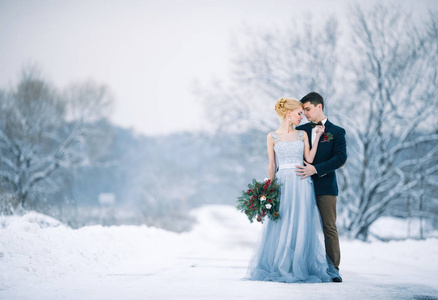 新郎和新娘之间的雪景