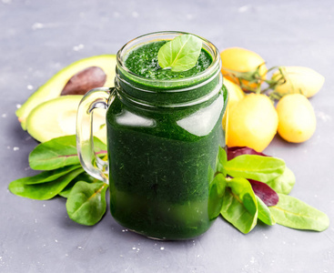 绿色冰沙在 jar 杯健康食品和排毒