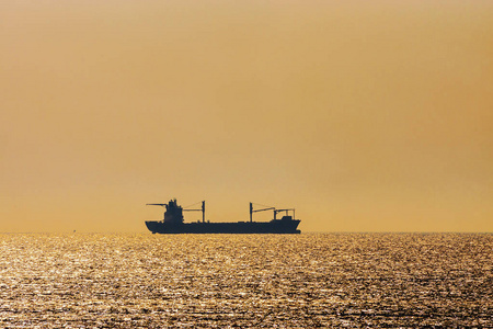 船在海上日落背景的剪影