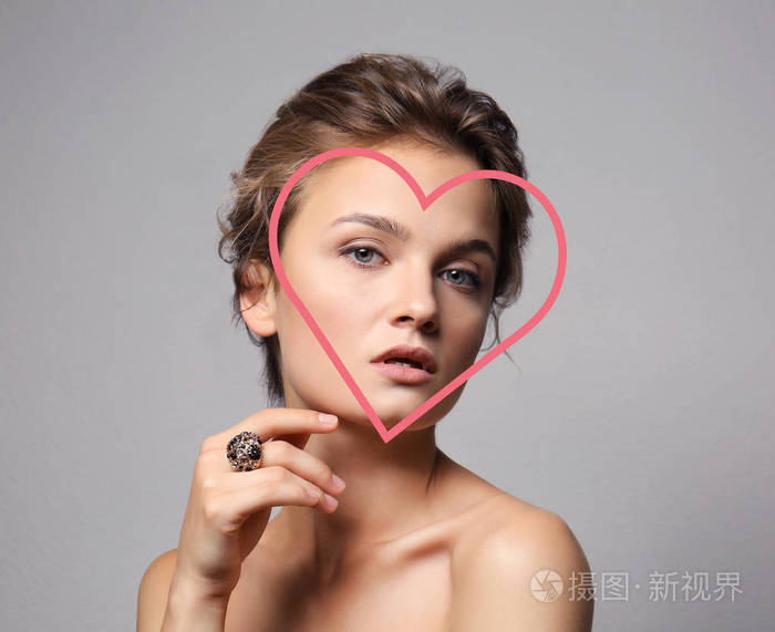 灰色背景的心形脸型美女