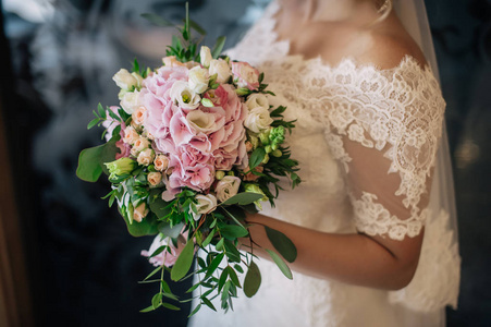 新娘抱着一束。婚礼鲜花。软焦点