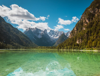 美丽在多洛米蒂山湖兰德鲁