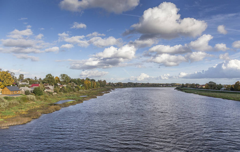 多彩的秋天河畔 Jekabpils，拉脱维亚