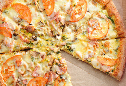 披萨切成薄片与蘑菇 西红柿 奶酪和培根